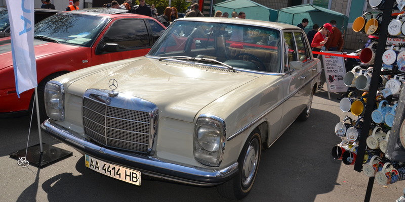 Дебютант Old Car Land: історія нашого Mercedes W115